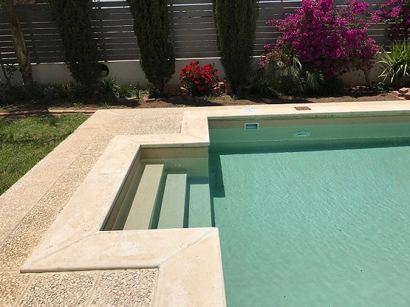 Piscina con rivestimento colore sabbia