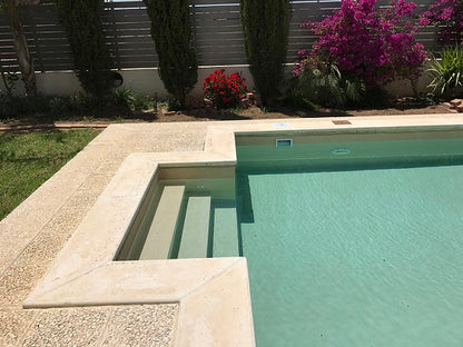 Piscina con rivestimento colore sabbia