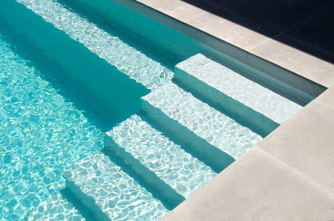piscina con rivestimento colore celeste chiaro