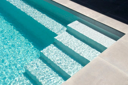 piscina con rivestimento colore celeste chiaro